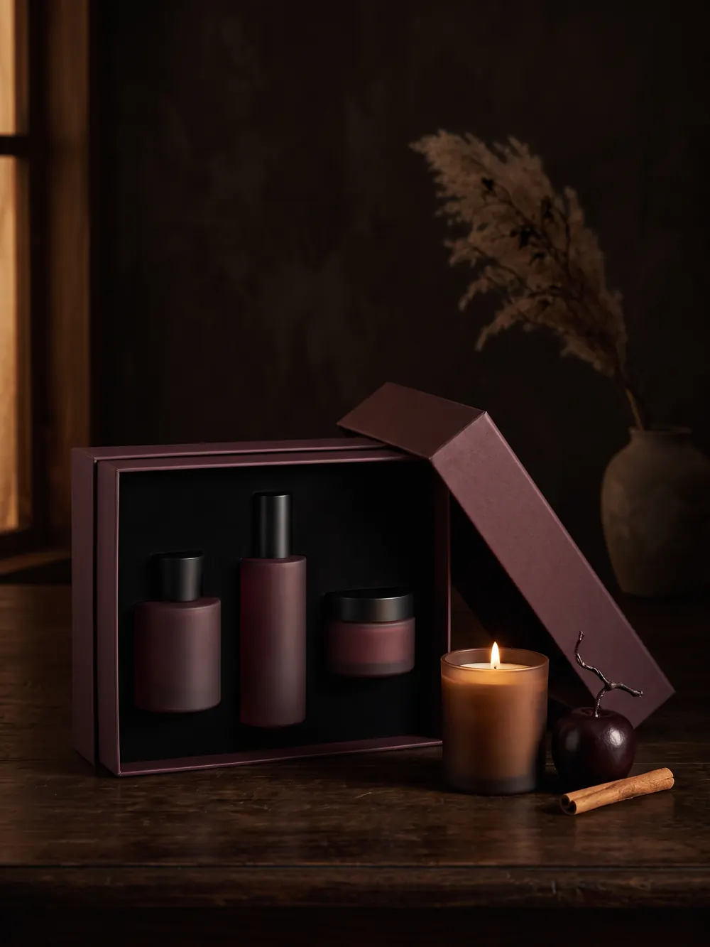 Le coffret Nocturne ouvert : parfum, brume et crème en verre prune